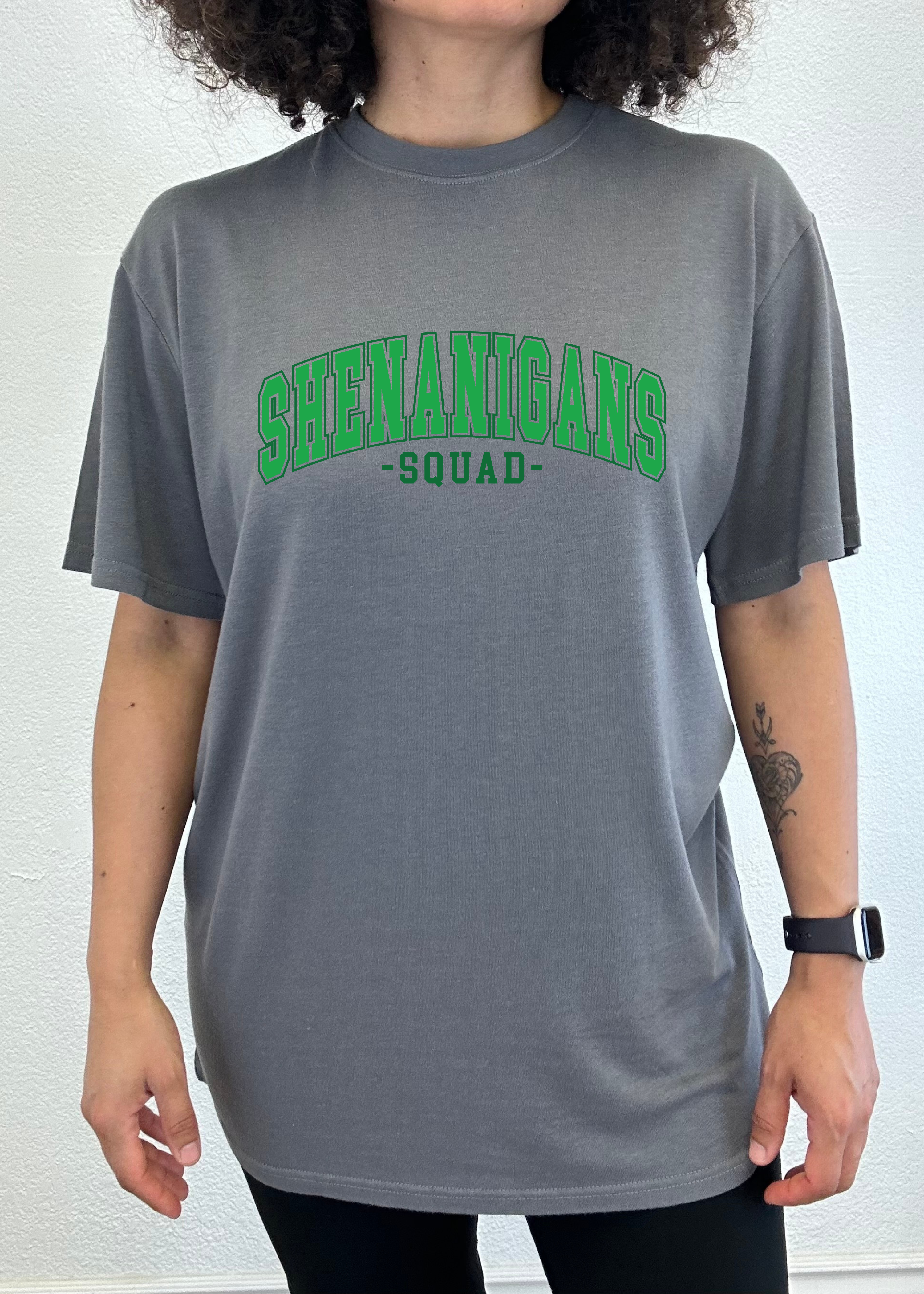 Camiseta Gráfica Unisex de Bambú/Algodón Shenanigans Squad