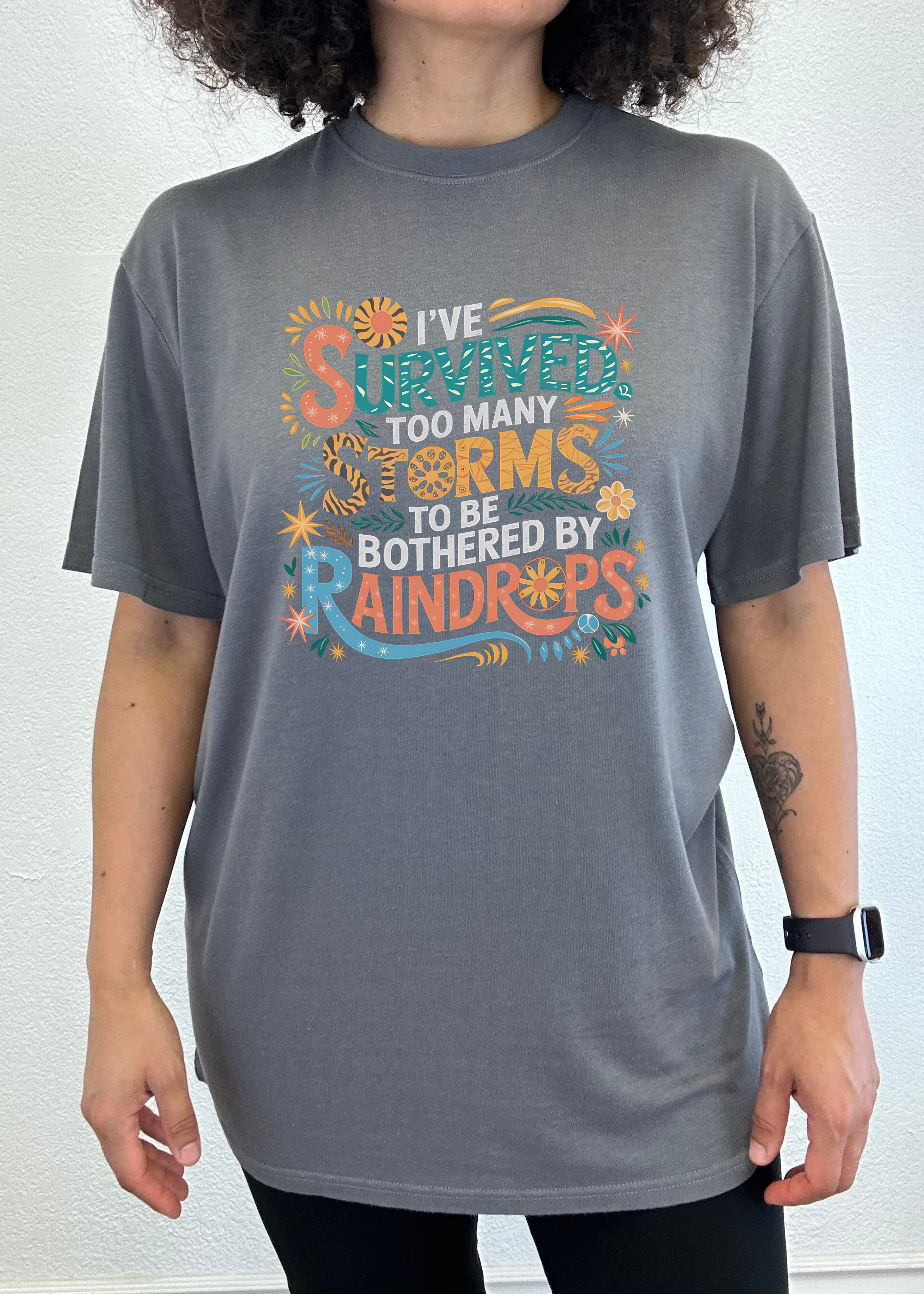 Camiseta gráfica unisex de bambú/algodón "He sobrevivido demasiadas tormentas como para ser solo"