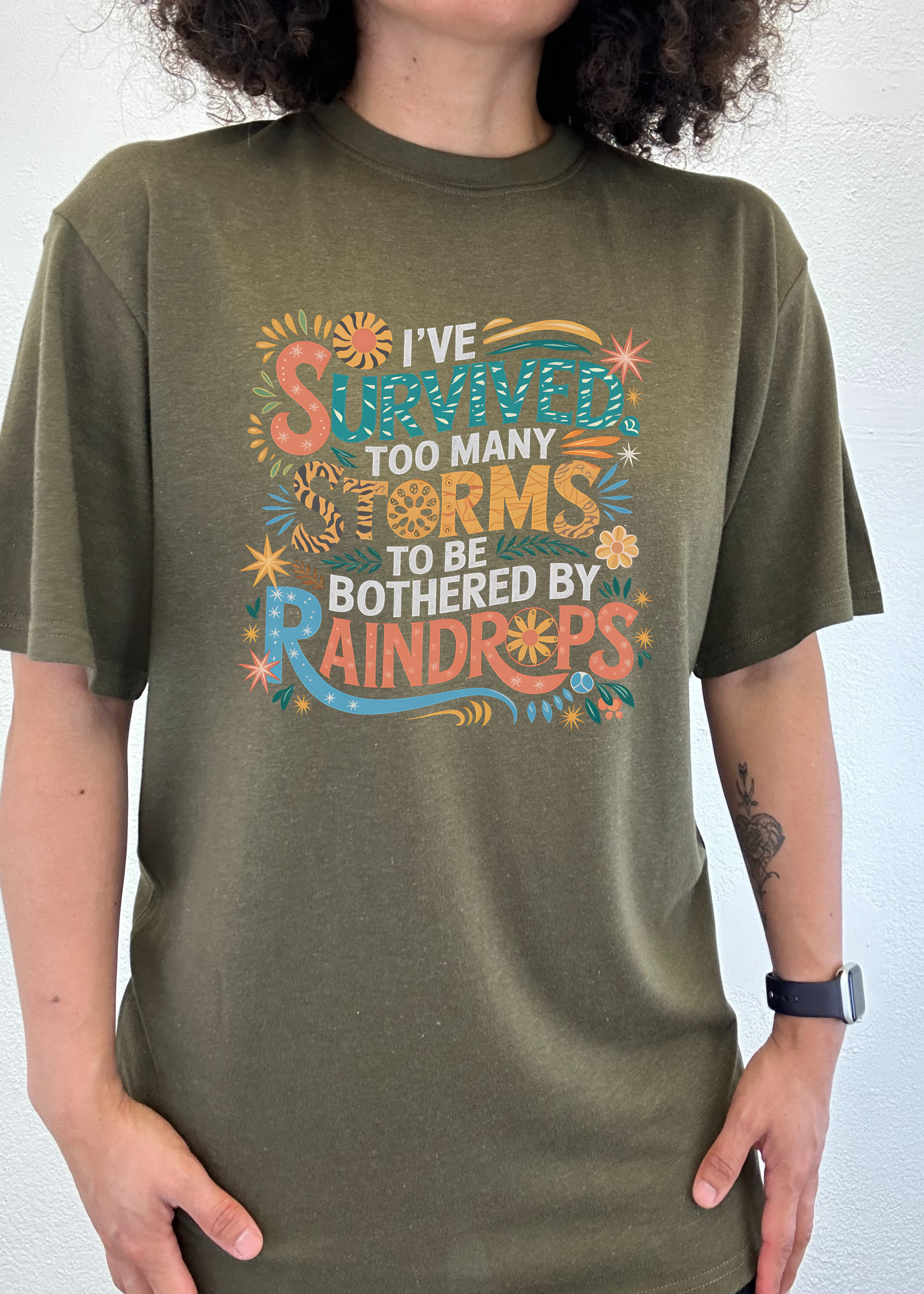 Camiseta gráfica unisex de bambú/algodón "He sobrevivido demasiadas tormentas como para ser solo"