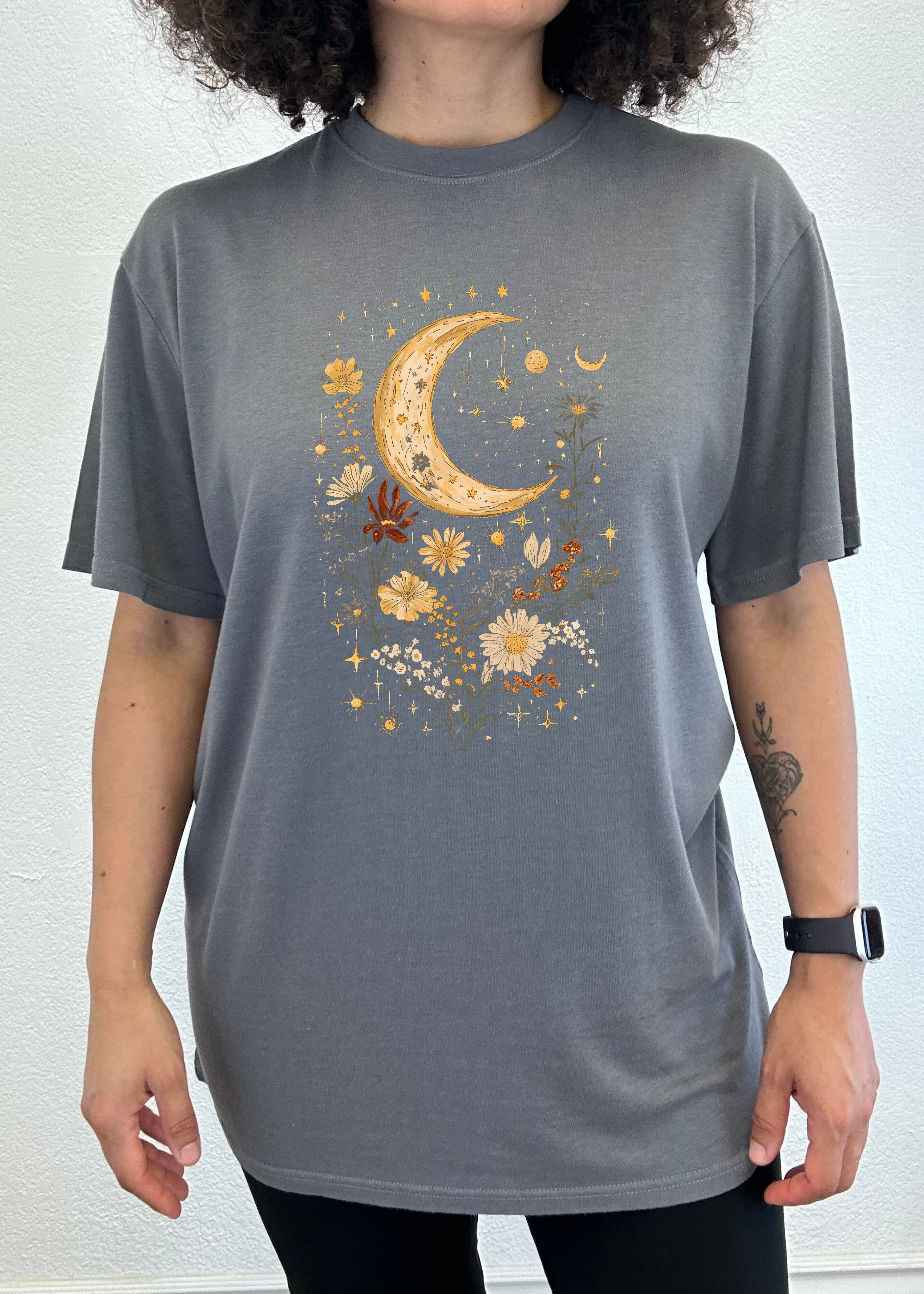 Camiseta gráfica unisex vintage de bambú/algodón con flores bohemias de luna celestial